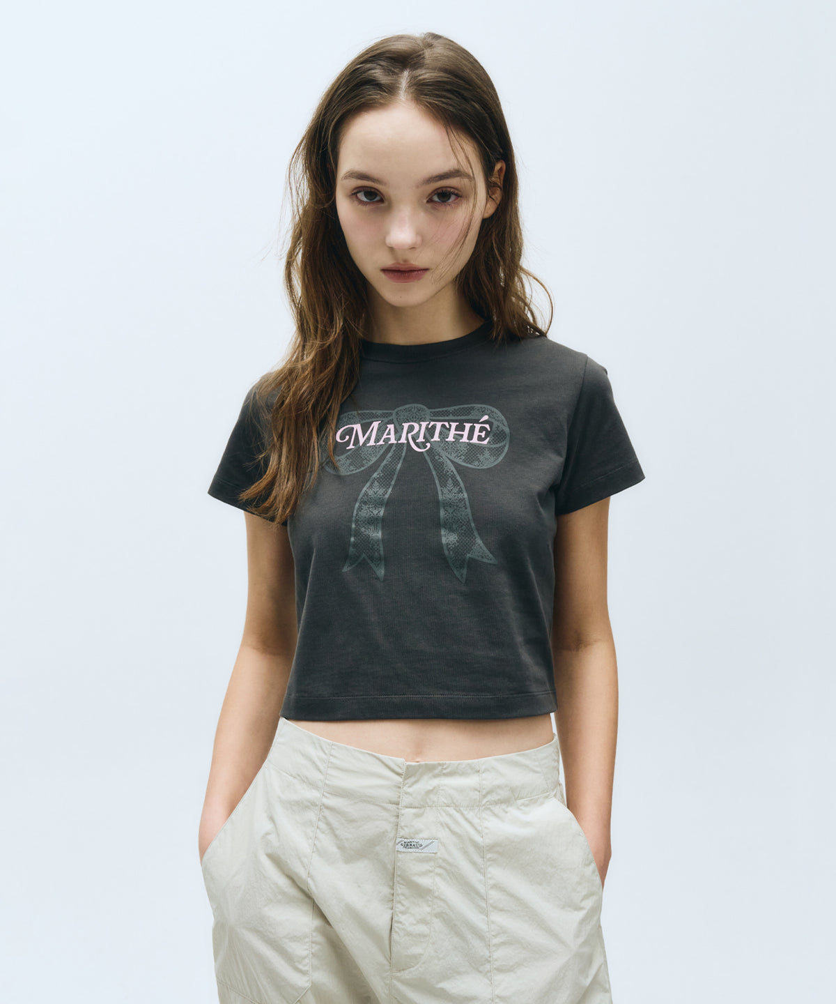 Marithe W RIBBON GRAPHIC CROP TEE Charcoal