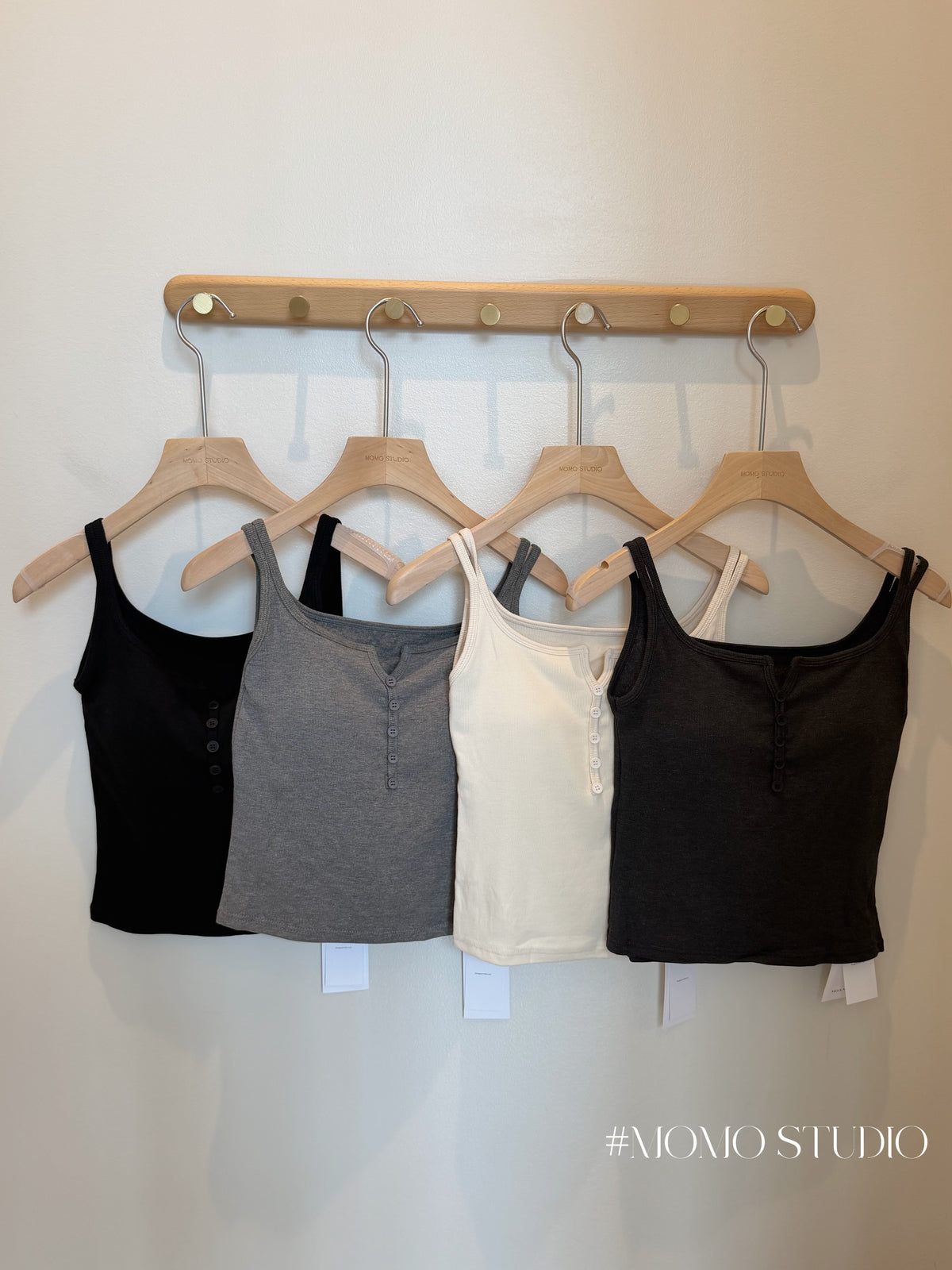 Buttoned half-open U-neck vest