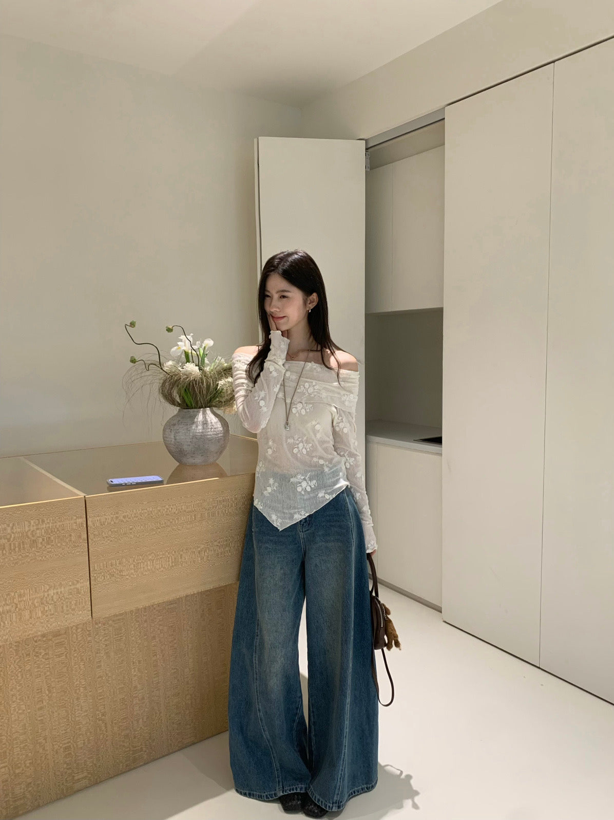 Irregularly bottom flower embroidered top