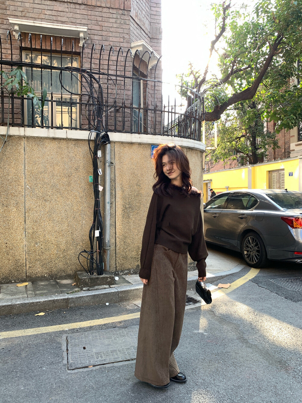 Slope shoulder fur sweater