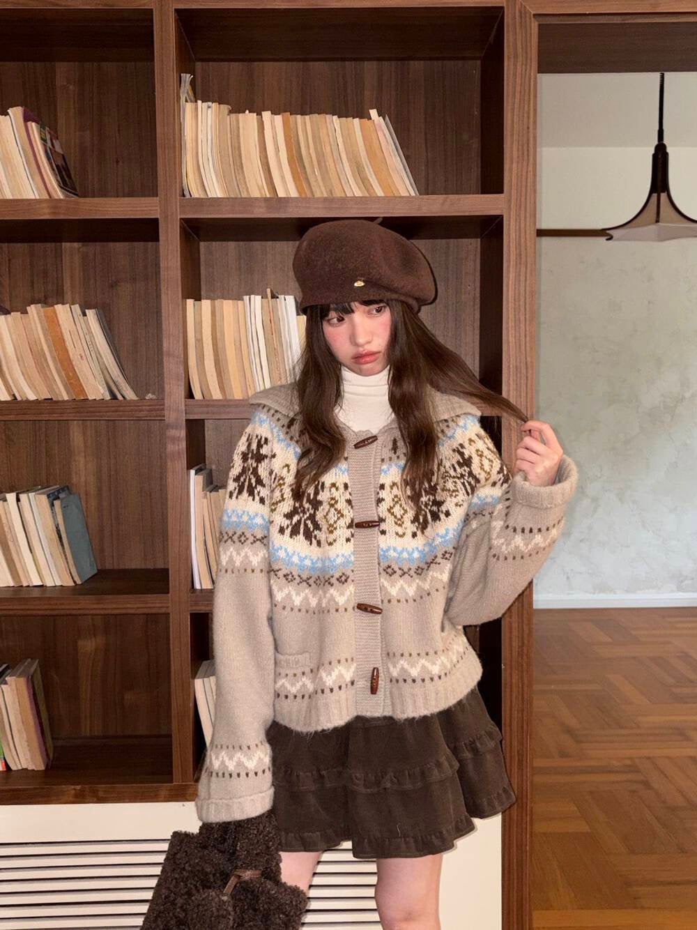 Folded collar horn button cardigan