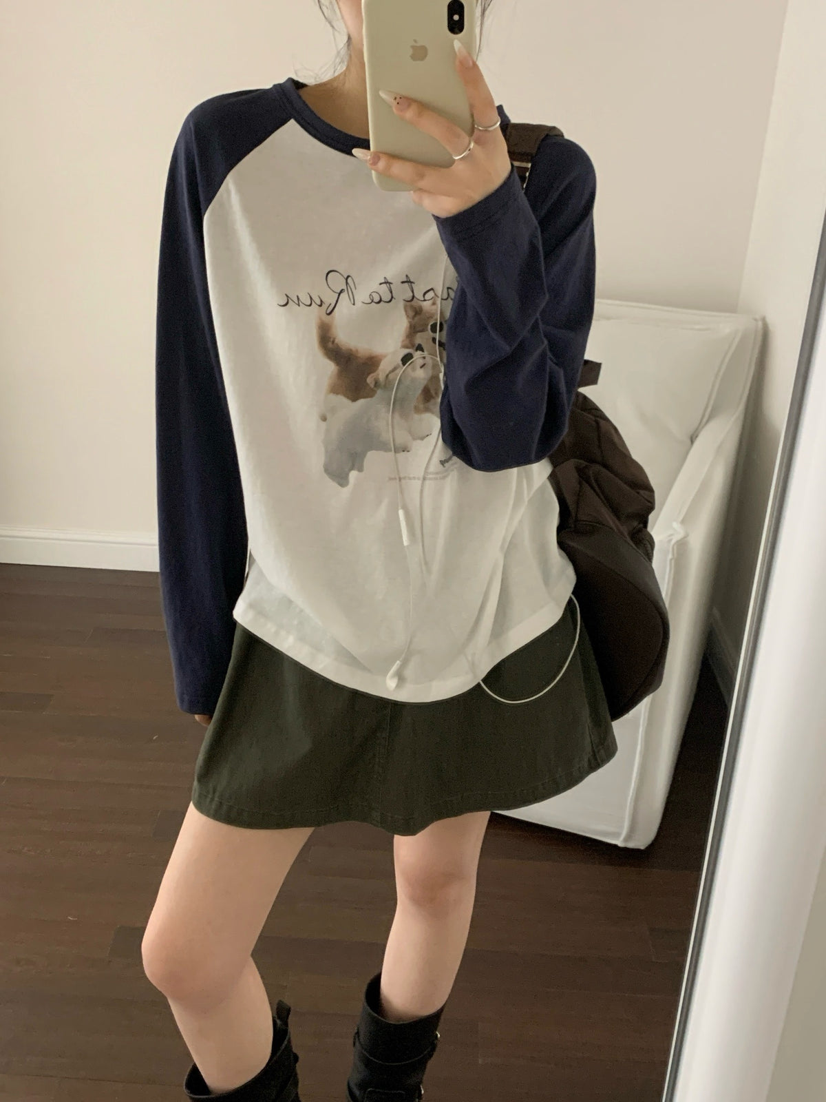 Crossover sleeve puppy T-shirt