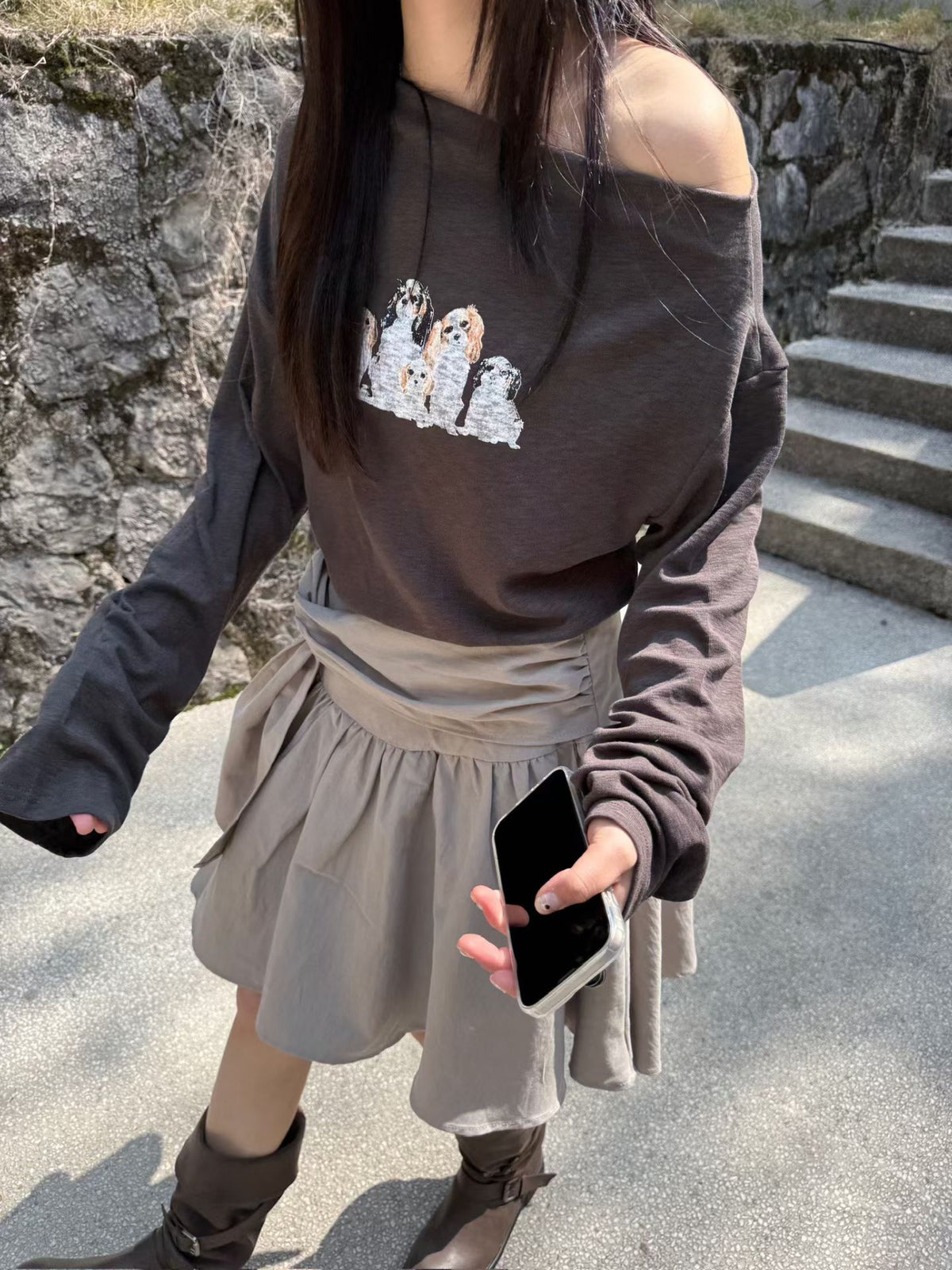 Slope shoulder puppy T-shirt