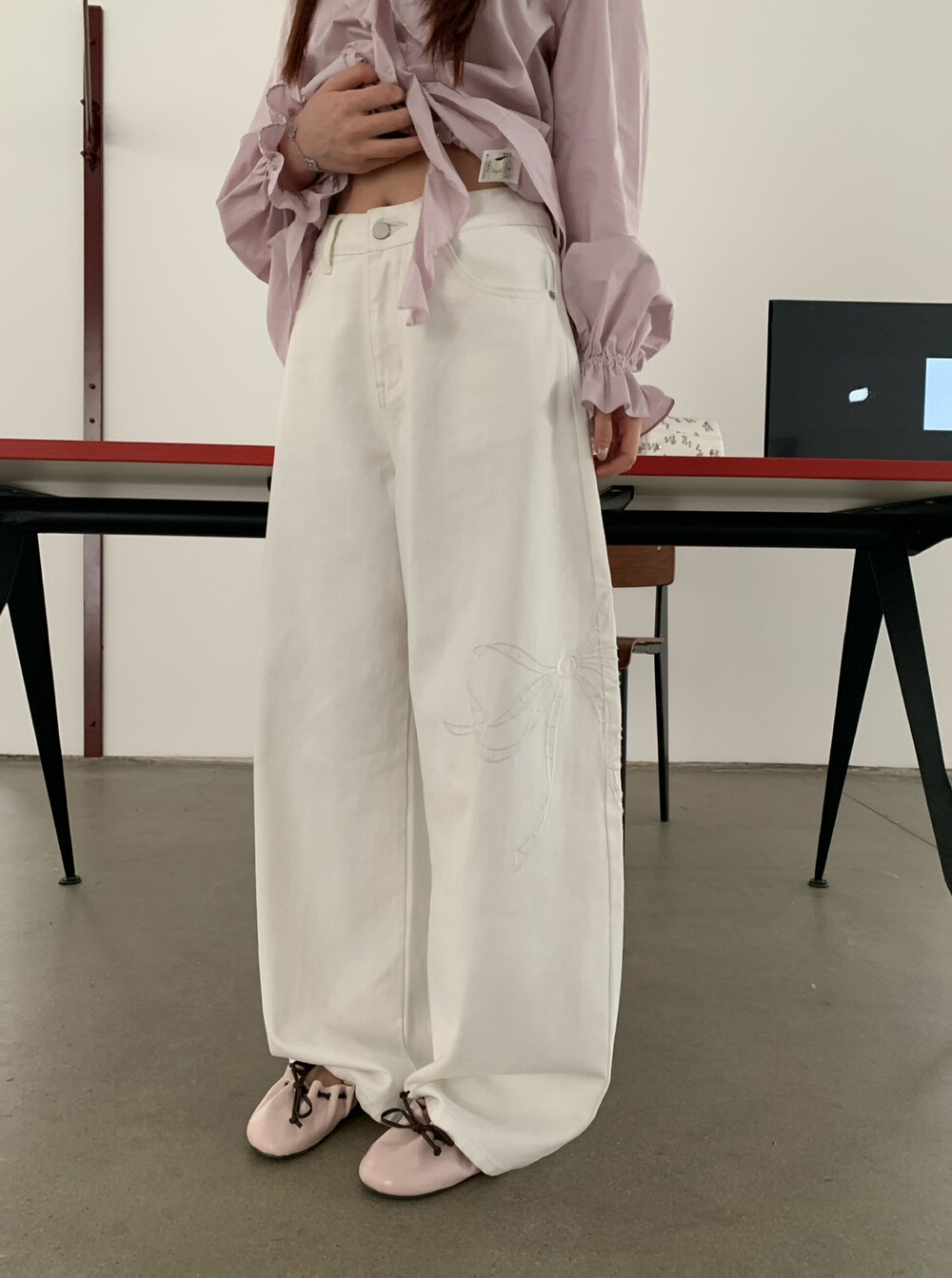 Bowknot embroidered jeans