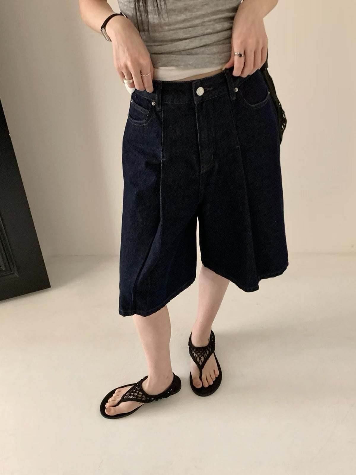 Vintage folded mid-length denim shorts