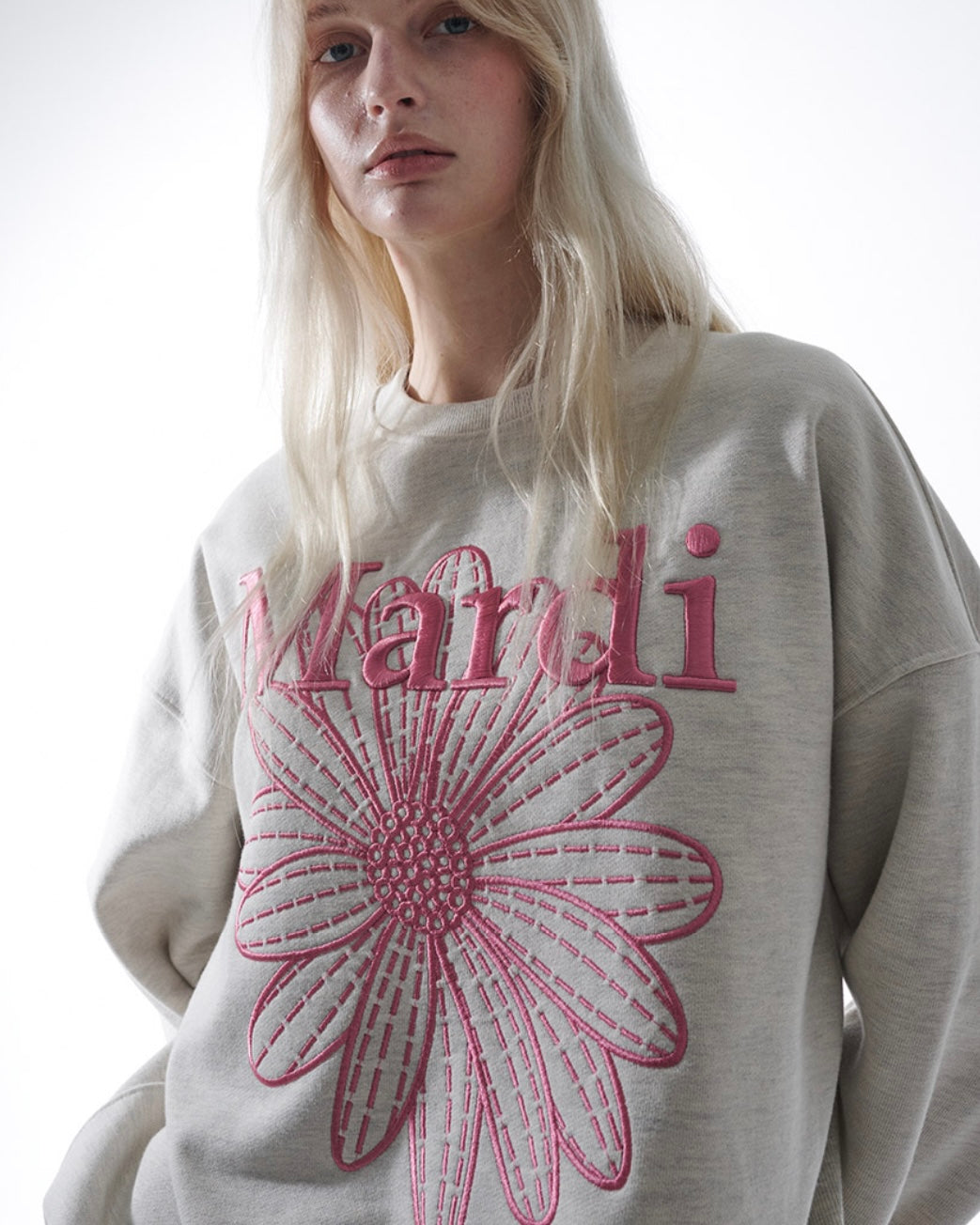●Mardi Mercredi●UNISEX SWEATSHIRT NEEDLEWORK_OATMEAL PINK MARDI SWEATSHIRT FLOWERMARDI NEEDLEWORK_OATMEAL PINK – MO & MORE