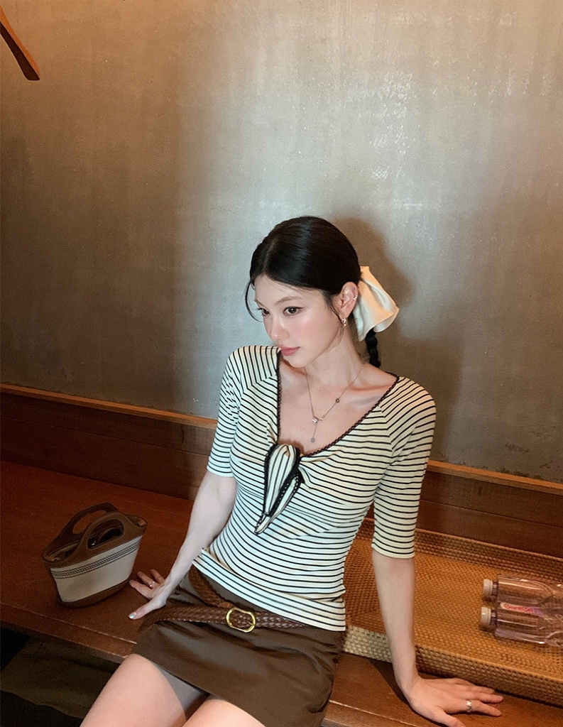 Deep neck tied T-shirt