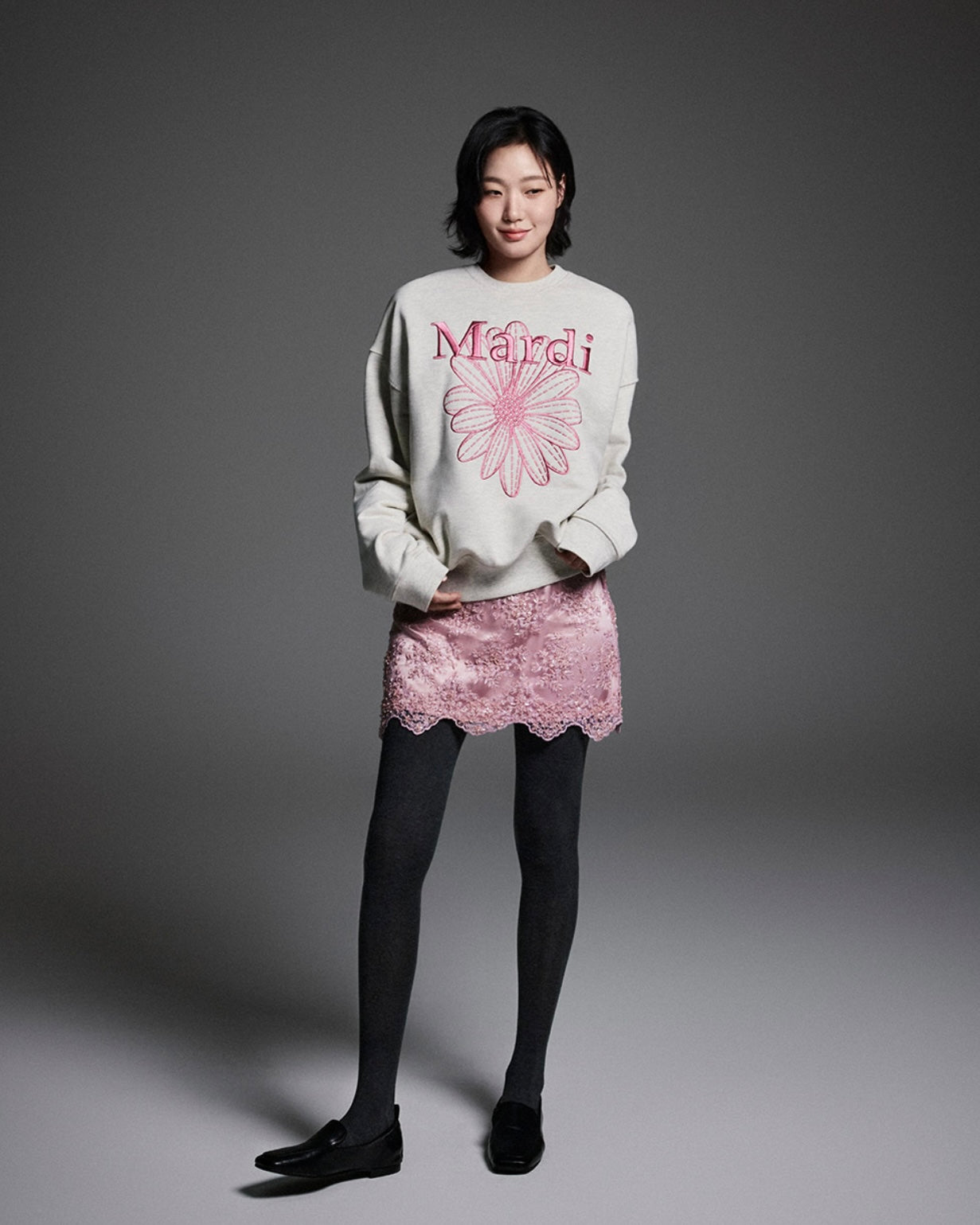 ●Mardi Mercredi●UNISEX SWEATSHIRT NEEDLEWORK_OATMEAL PINK MARDI SWEATSHIRT FLOWERMARDI NEEDLEWORK_OATMEAL PINK – MO & MORE