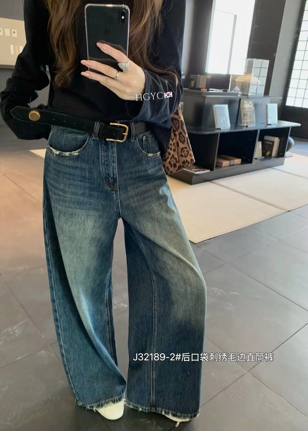 Embroidered and frayed back pockets jeans