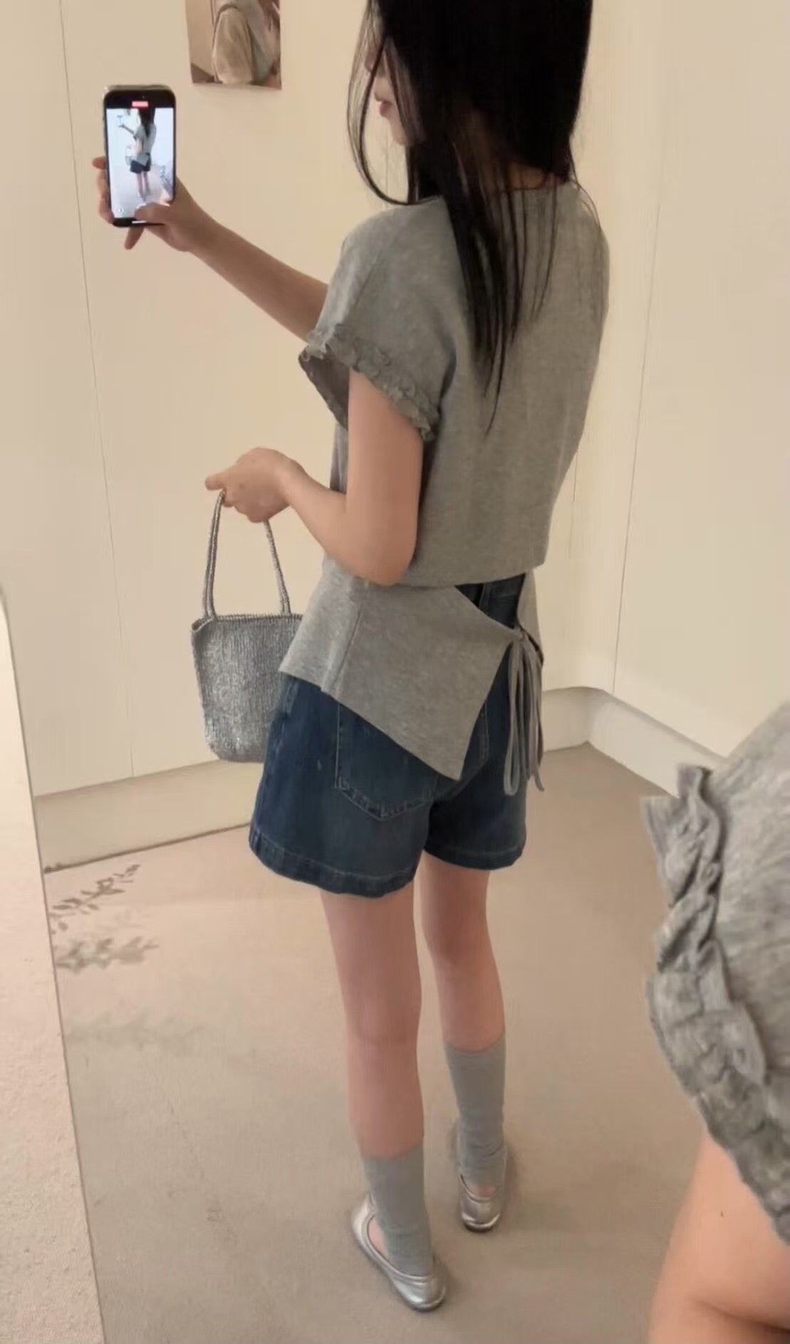 T-shirt with a rope tied behind the neck and on the back