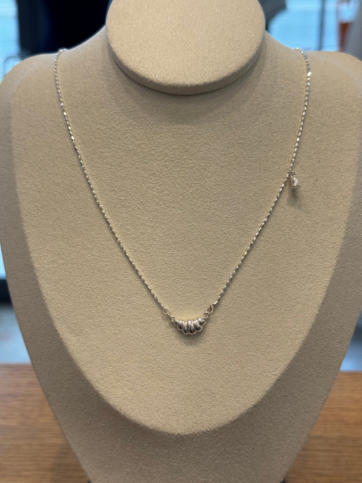Pure silver horn-shaped pendant necklace