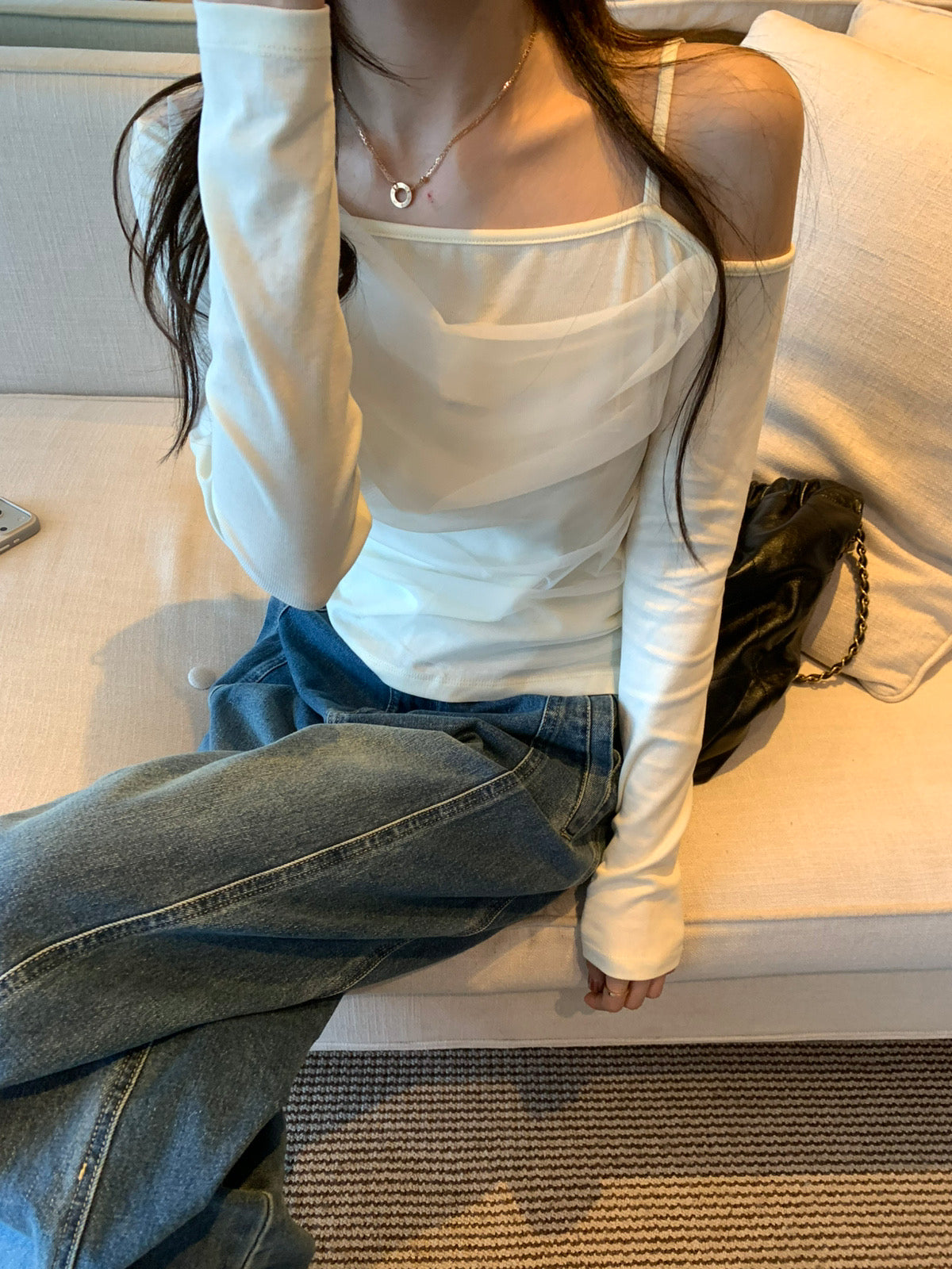 Mesh cutted shoulder top