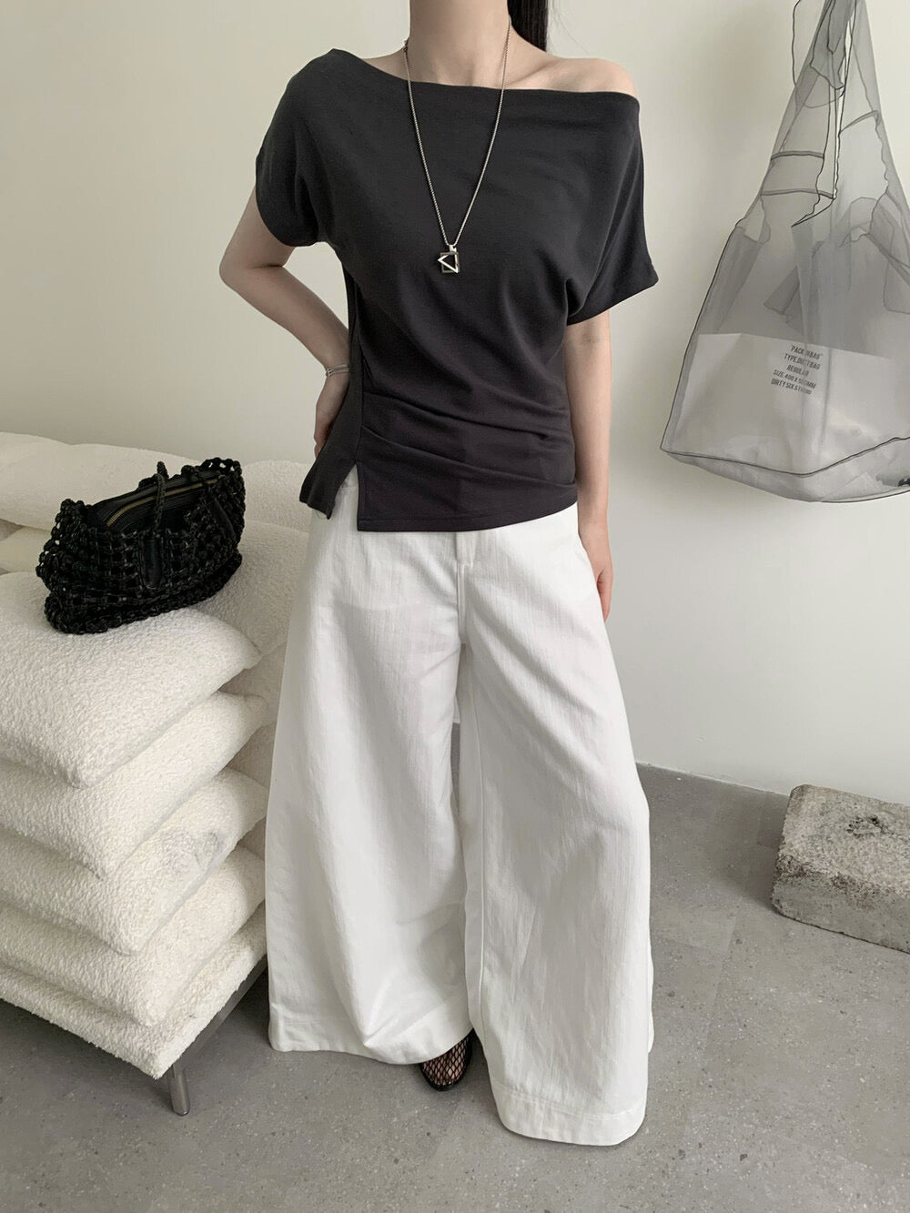 Slanted shoulder and cinched waist pleated and versatile T-shirt