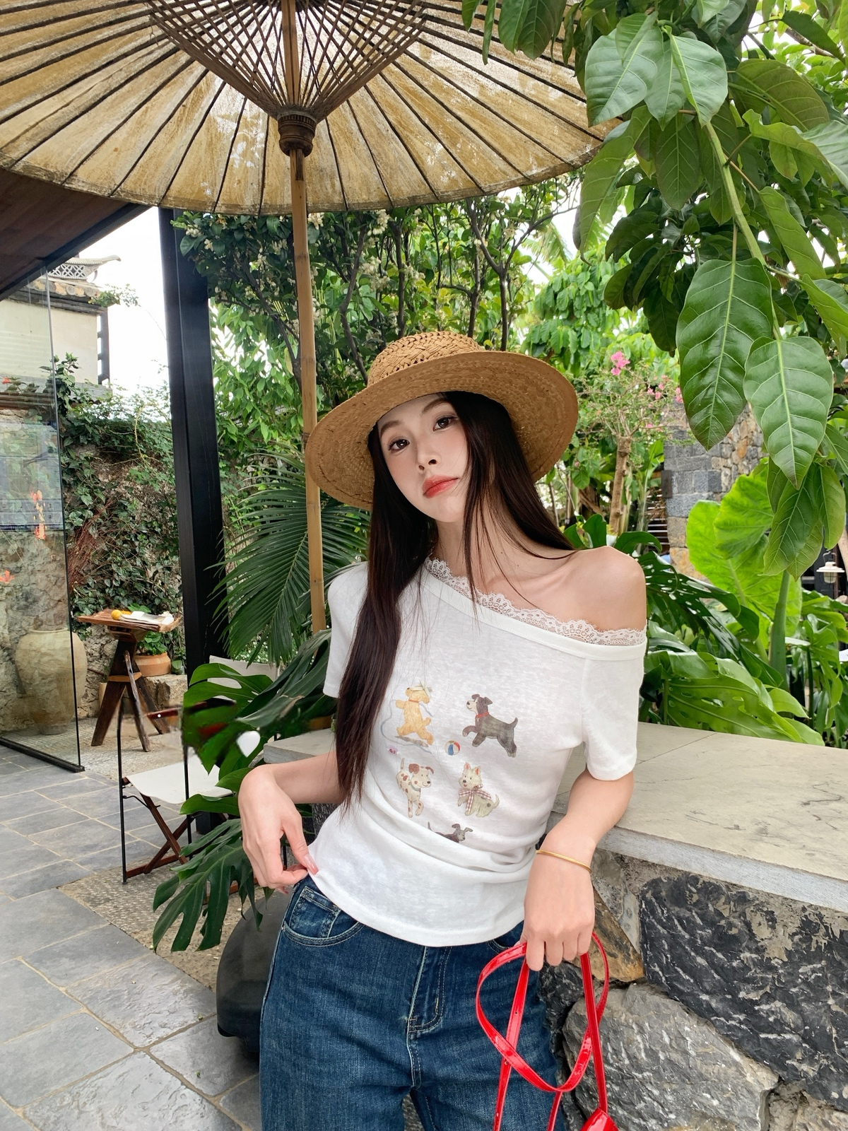 Puppy print lace slope shoulder T-shirt