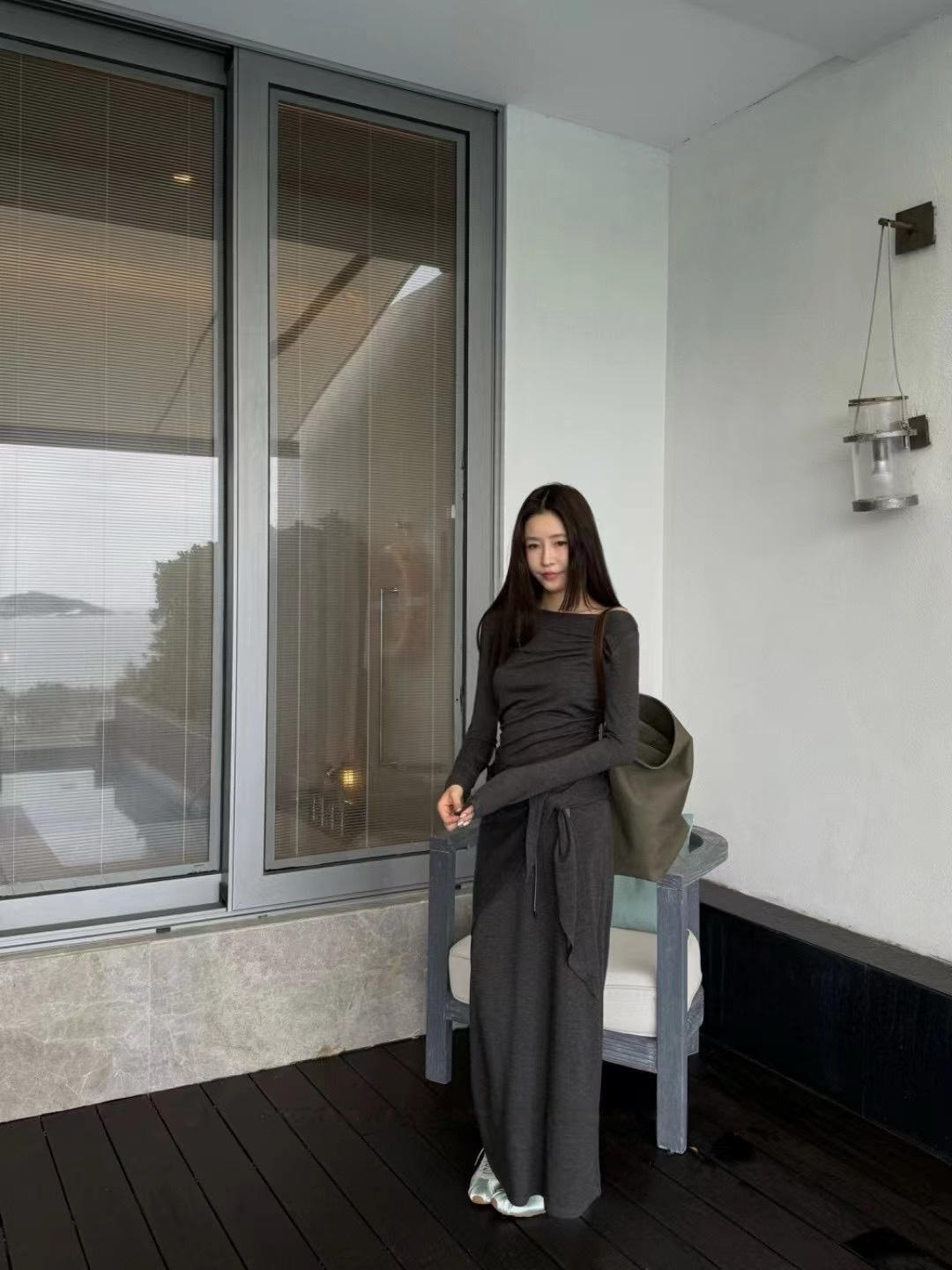 Sloping shoulder waist top and skirt set with scarf