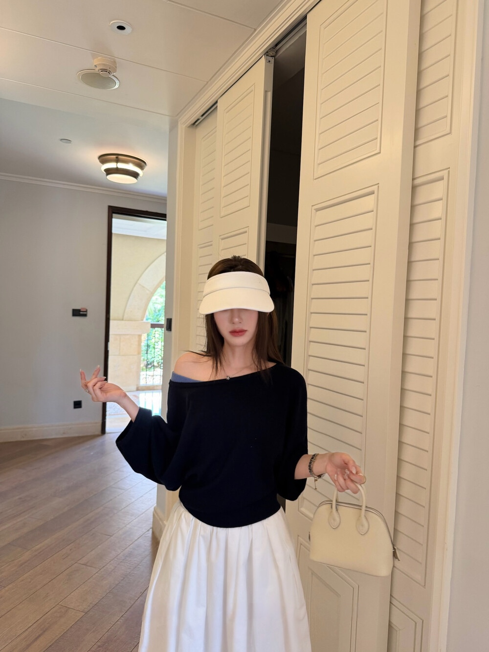 Contrast-Color slope shoulder mid-length sleeve knit top