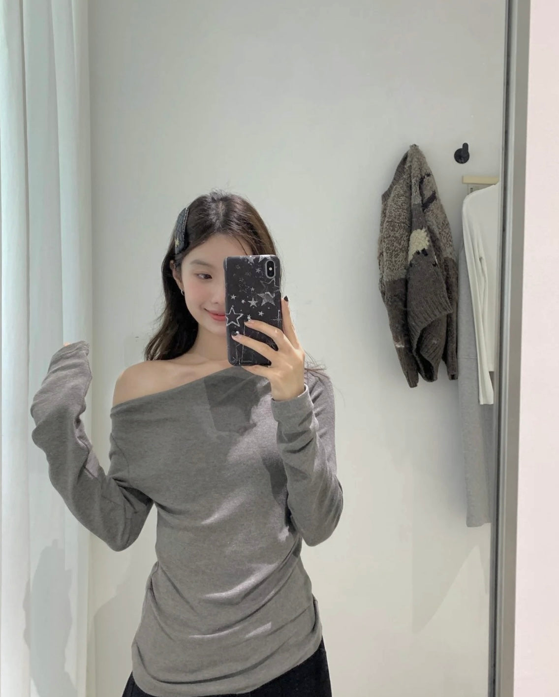 Off-the shoulder long sleeved T-shirt