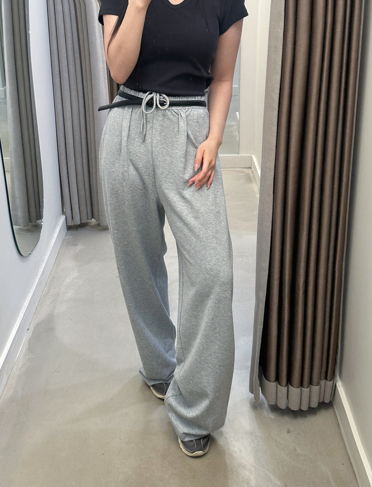 Relaxed fit pants with elastic waistband (with belt)