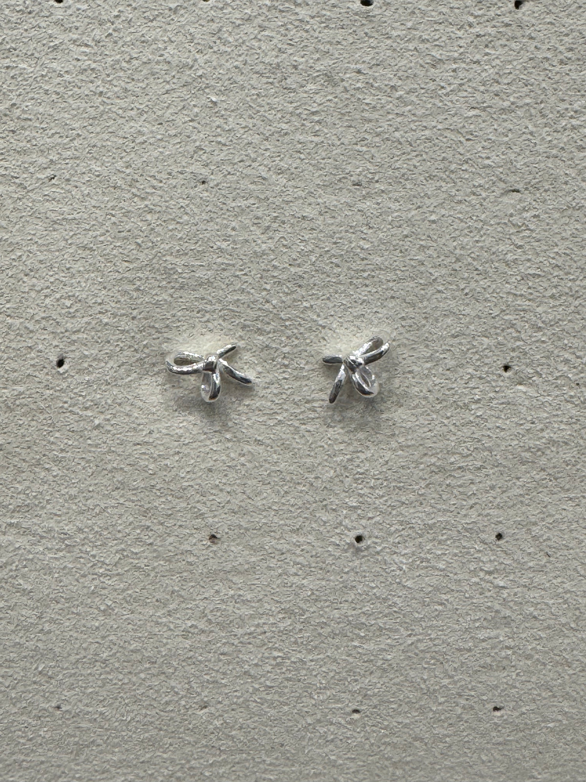 silver hollowed-out bow-shaped earrings