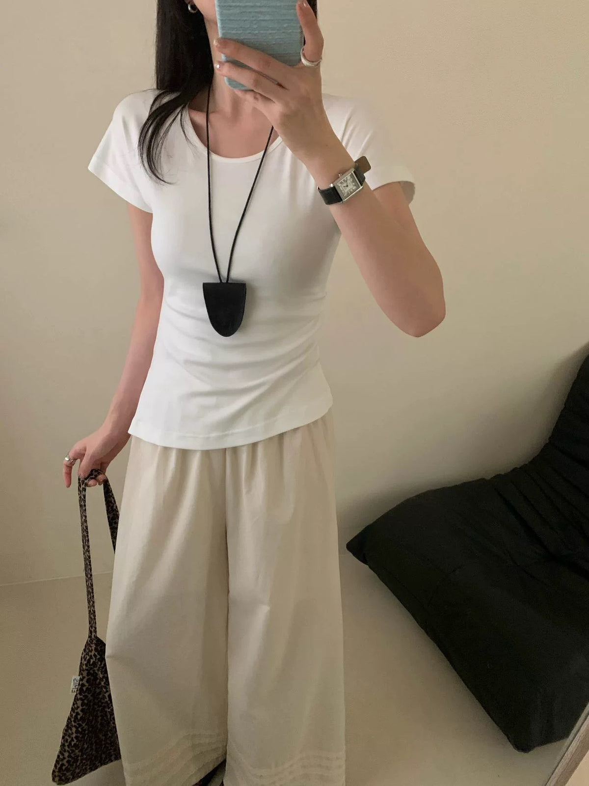 Slim-fit slit pleated T-shirt